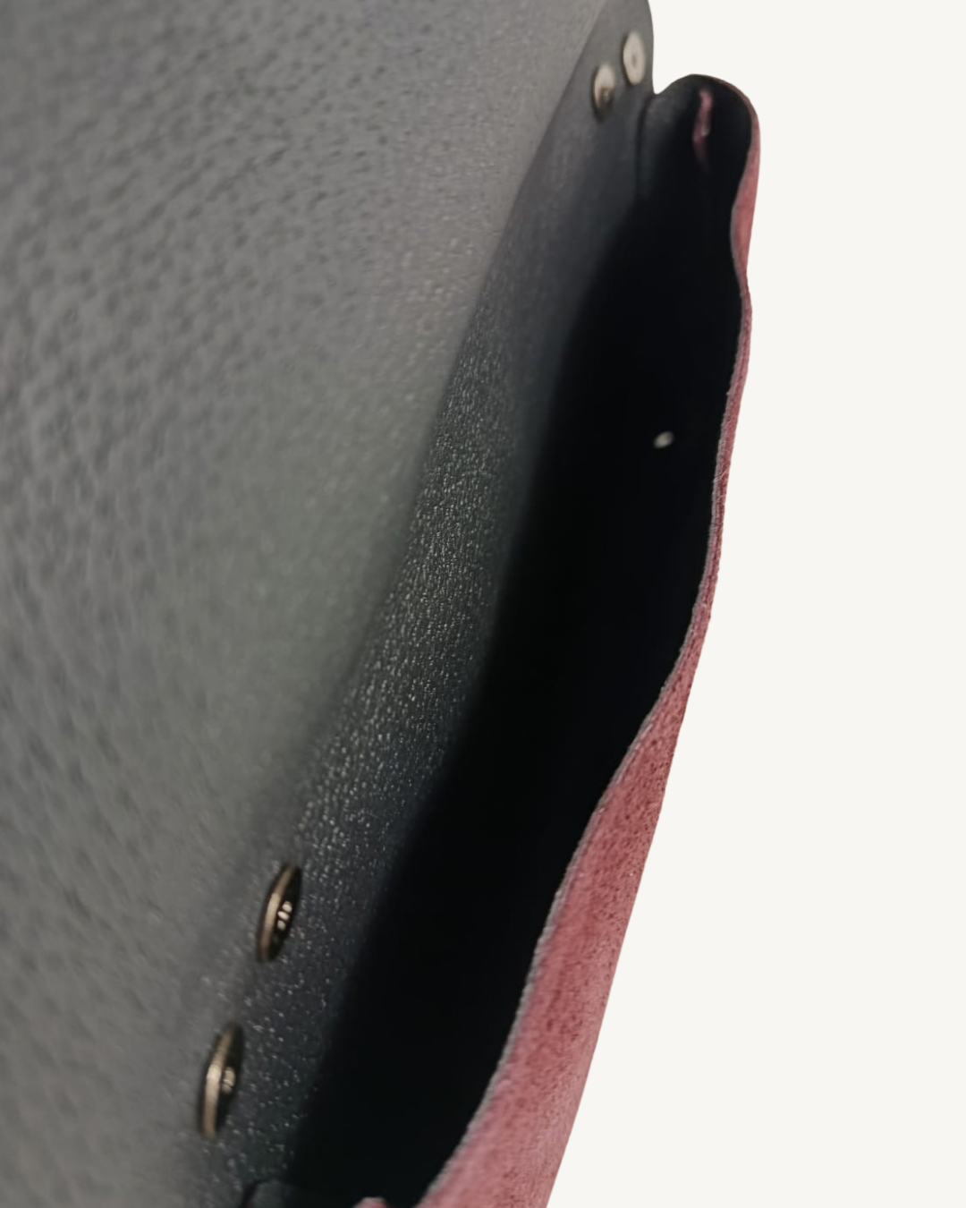 Bolso bandolera de piel de ante italiano visto de lado.