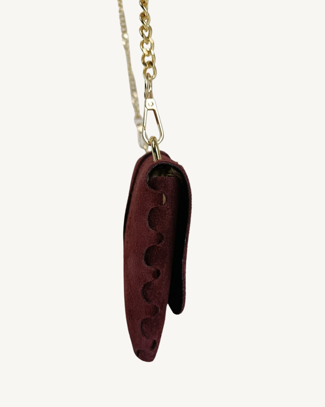 Bolso bandolera de piel de ante italiano visto de lado