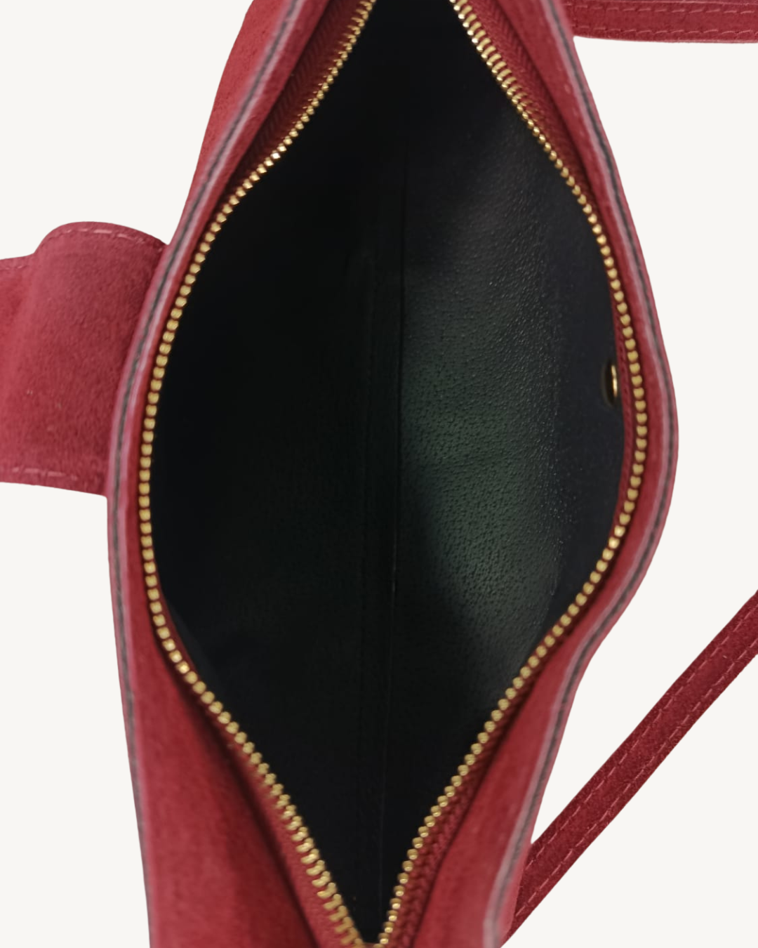 Damenhandtasche aus echtem Wildleder mit goldenem Ringgriff und Umhängeriemen