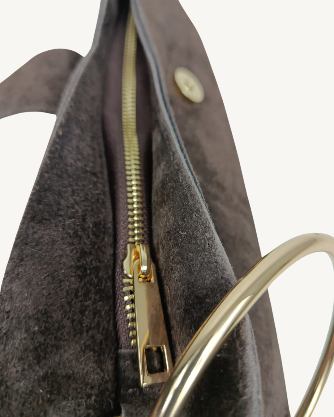 Damenhandtasche aus echtem Wildleder mit goldenem Ringgriff und Umhängeriemen