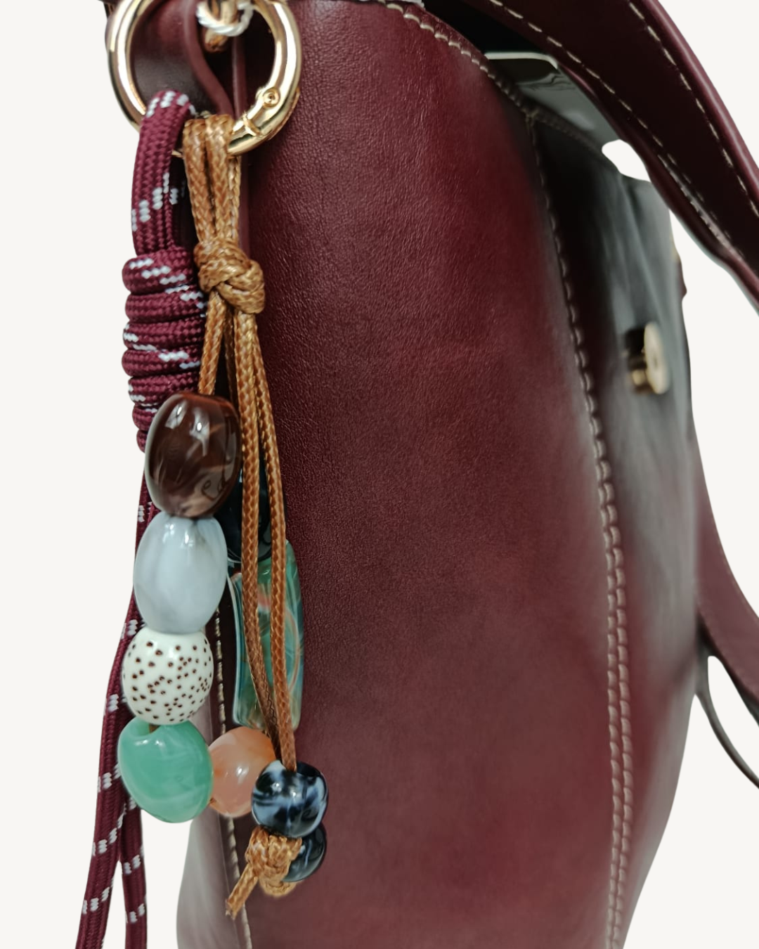Sac à main bandoulière femme avec rabat bordeaux et bandoulière réglable