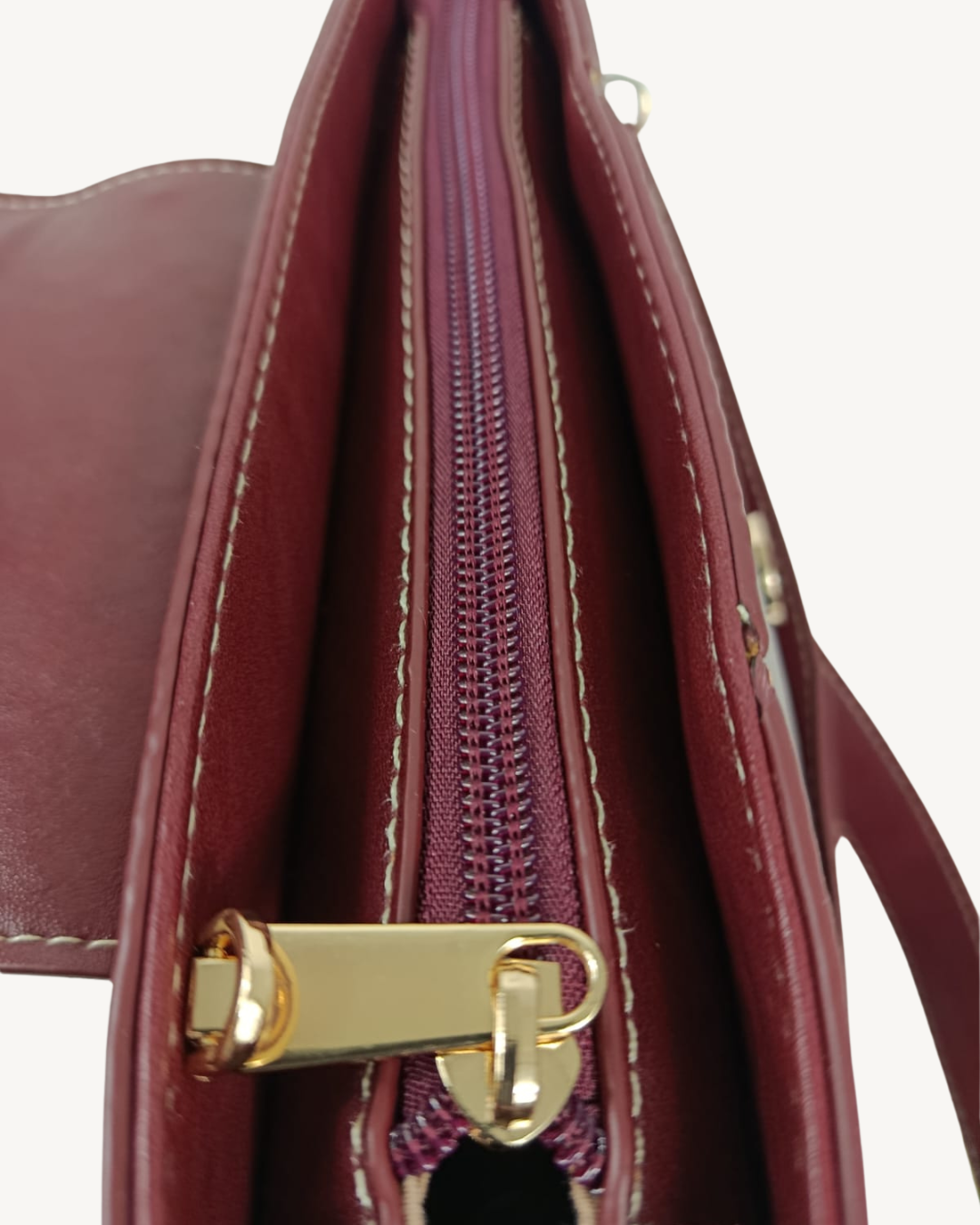Sac à main bandoulière femme avec rabat bordeaux et bandoulière réglable