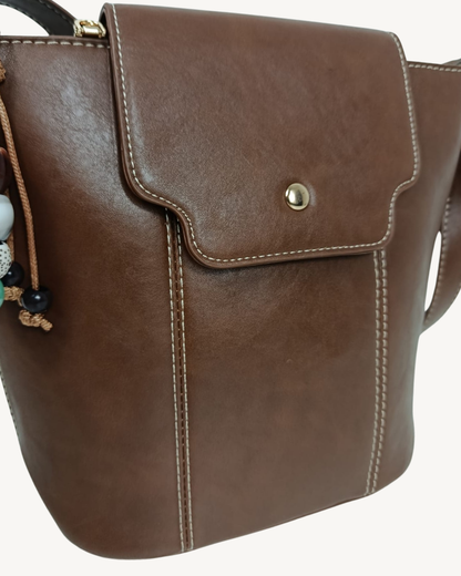Sac à main bandoulière femme avec rabat bordeaux et bandoulière réglable