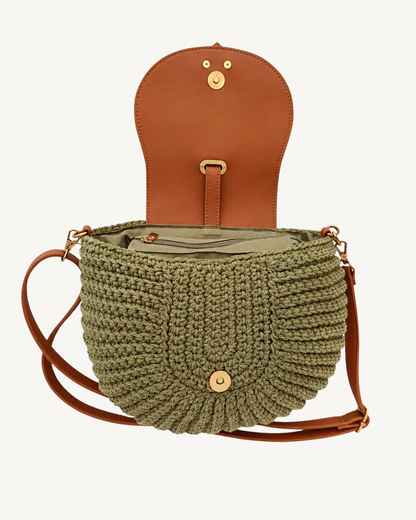 Borsa a tracolla in crochet verde oliva con patta color cammello