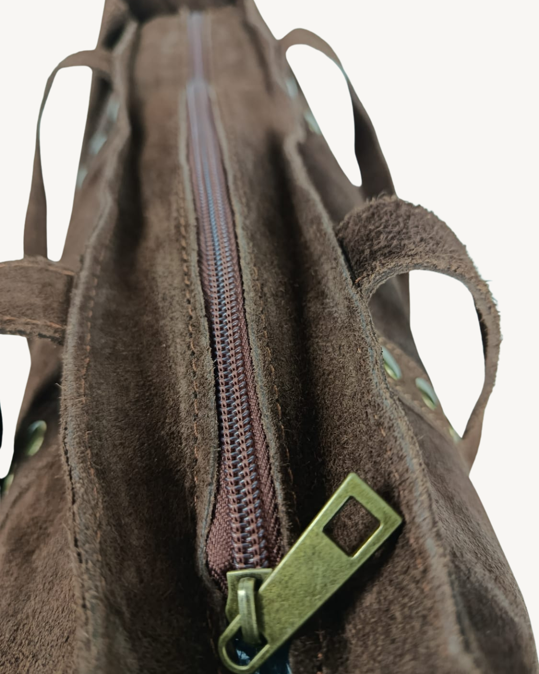 Bolso shopper de piel de ante con tachuelas doradas