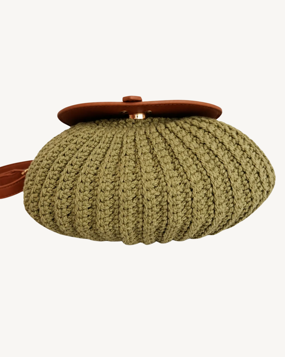 Borsa a tracolla in crochet verde oliva con patta color cammello