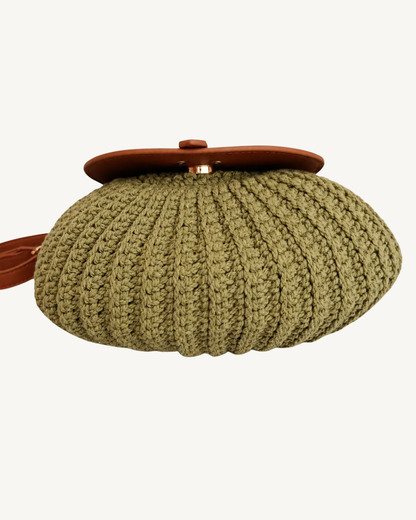 Borsa a tracolla in crochet verde oliva con patta color cammello