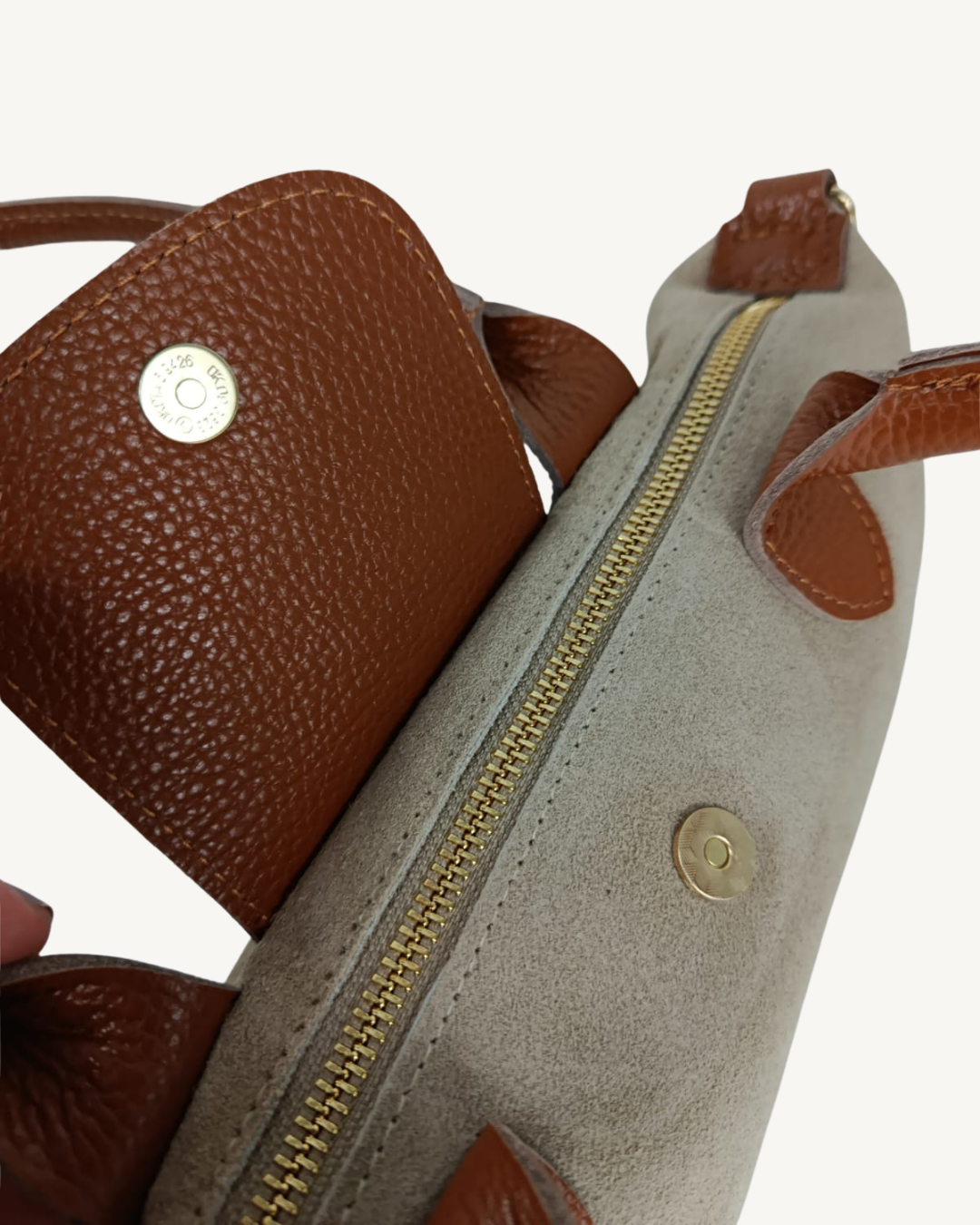 olso Teckel de piel de ante con bandolera
Bolso Terkel de piel de ante color beige