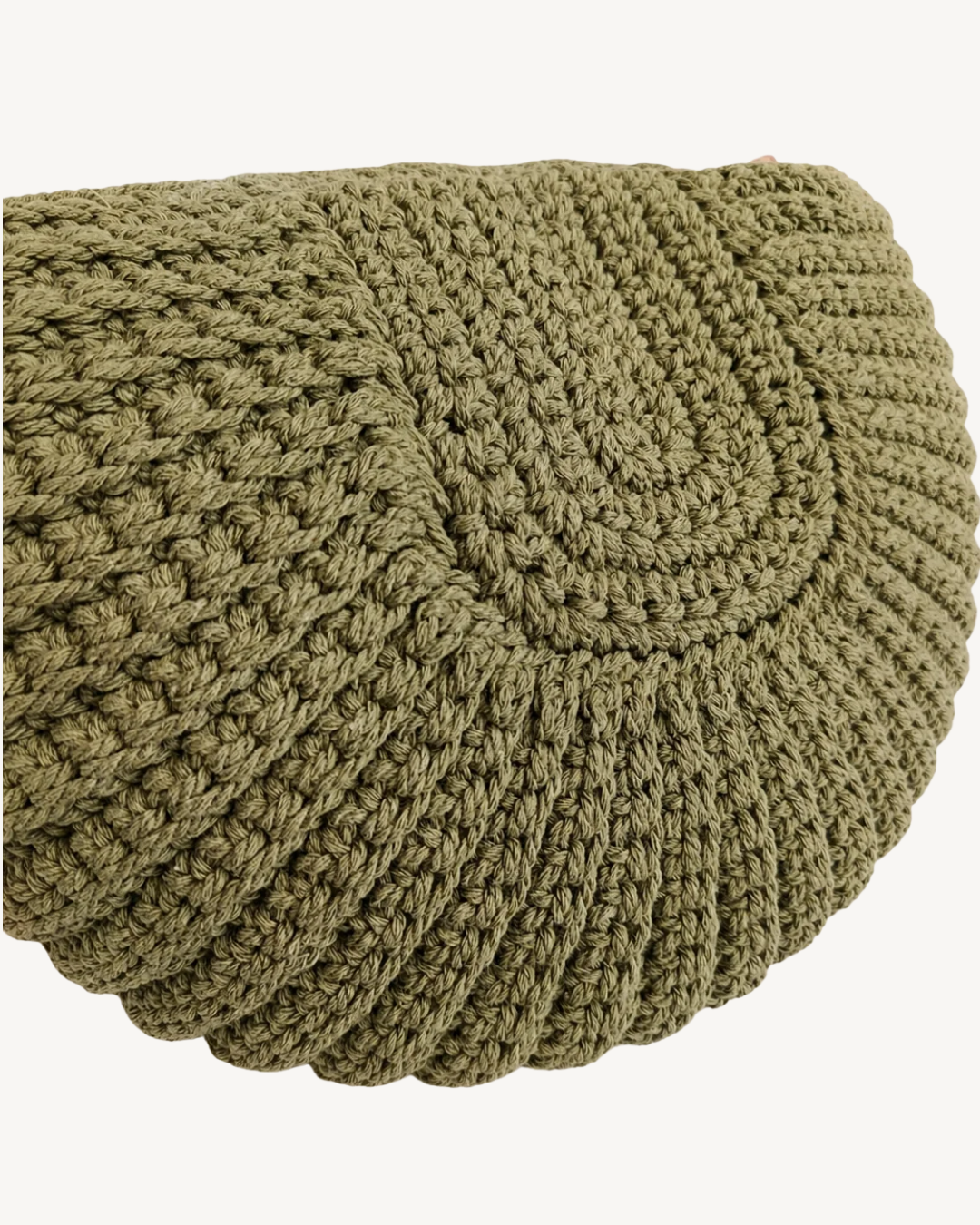 Borsa a tracolla in crochet verde oliva con patta color cammello