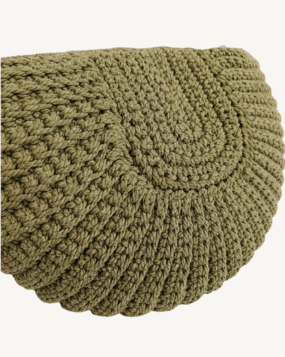 Borsa a tracolla in crochet verde oliva con patta color cammello