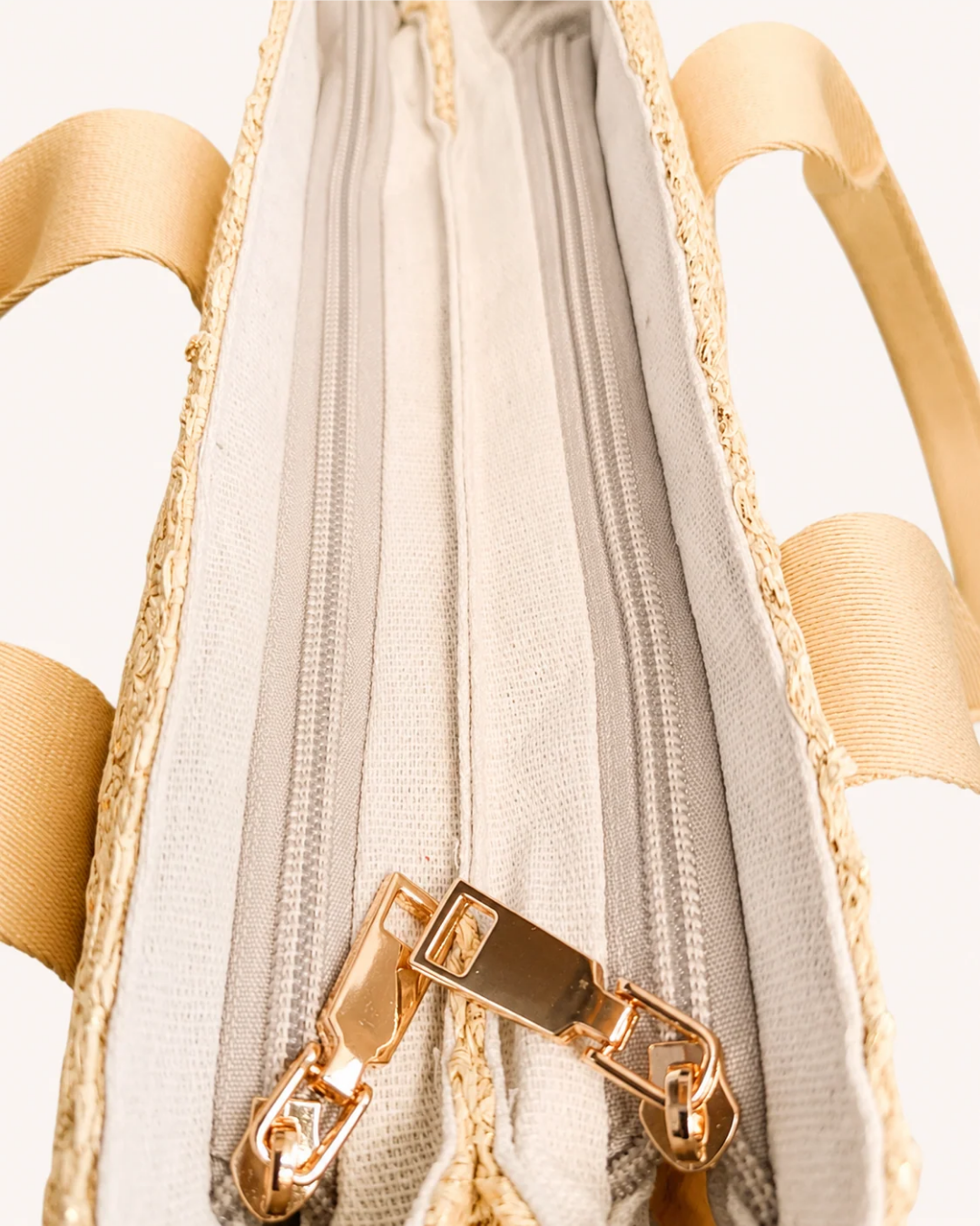 Goldene Basttasche
