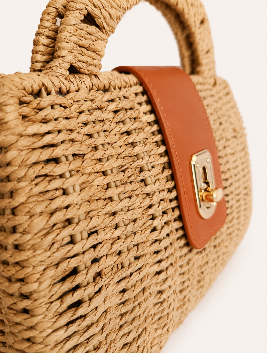 Bolso Petit de Rafia Trenzada Beige con Bandolera Boho Chic