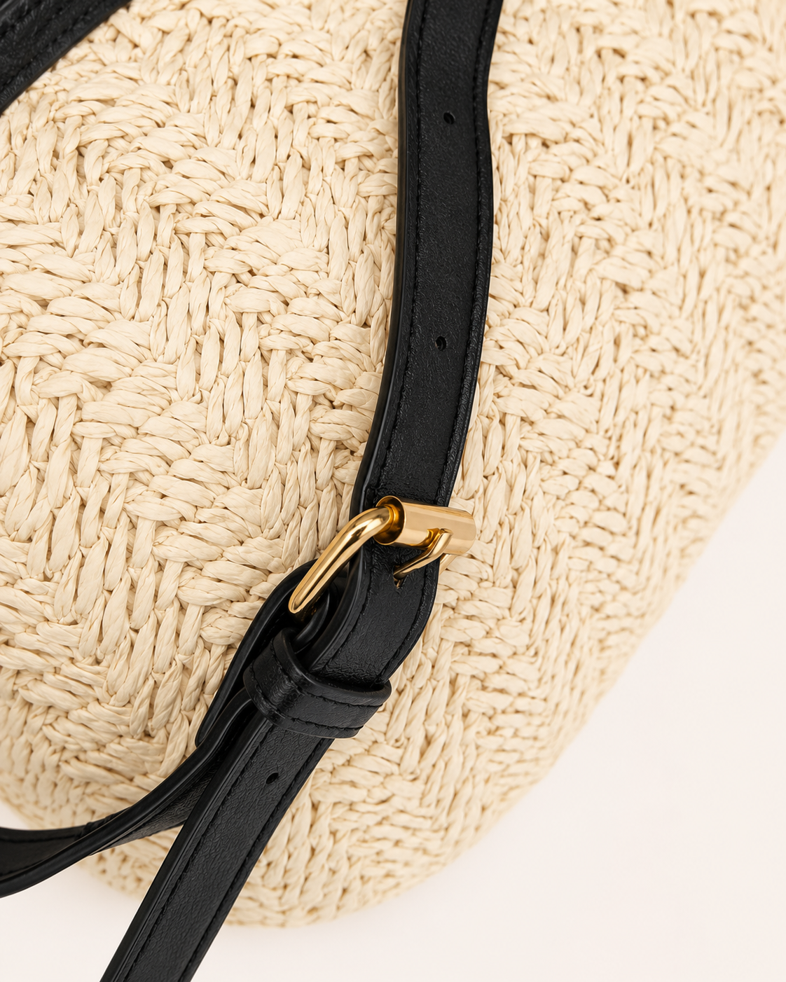 Bolso de Rafia Trenzada Beige y Negro con Bandolera
