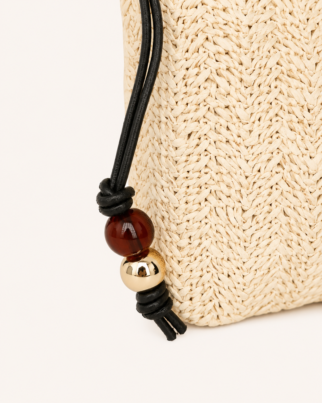 Bolso de Rafia Trenzada Beige y Negro con Bandolera