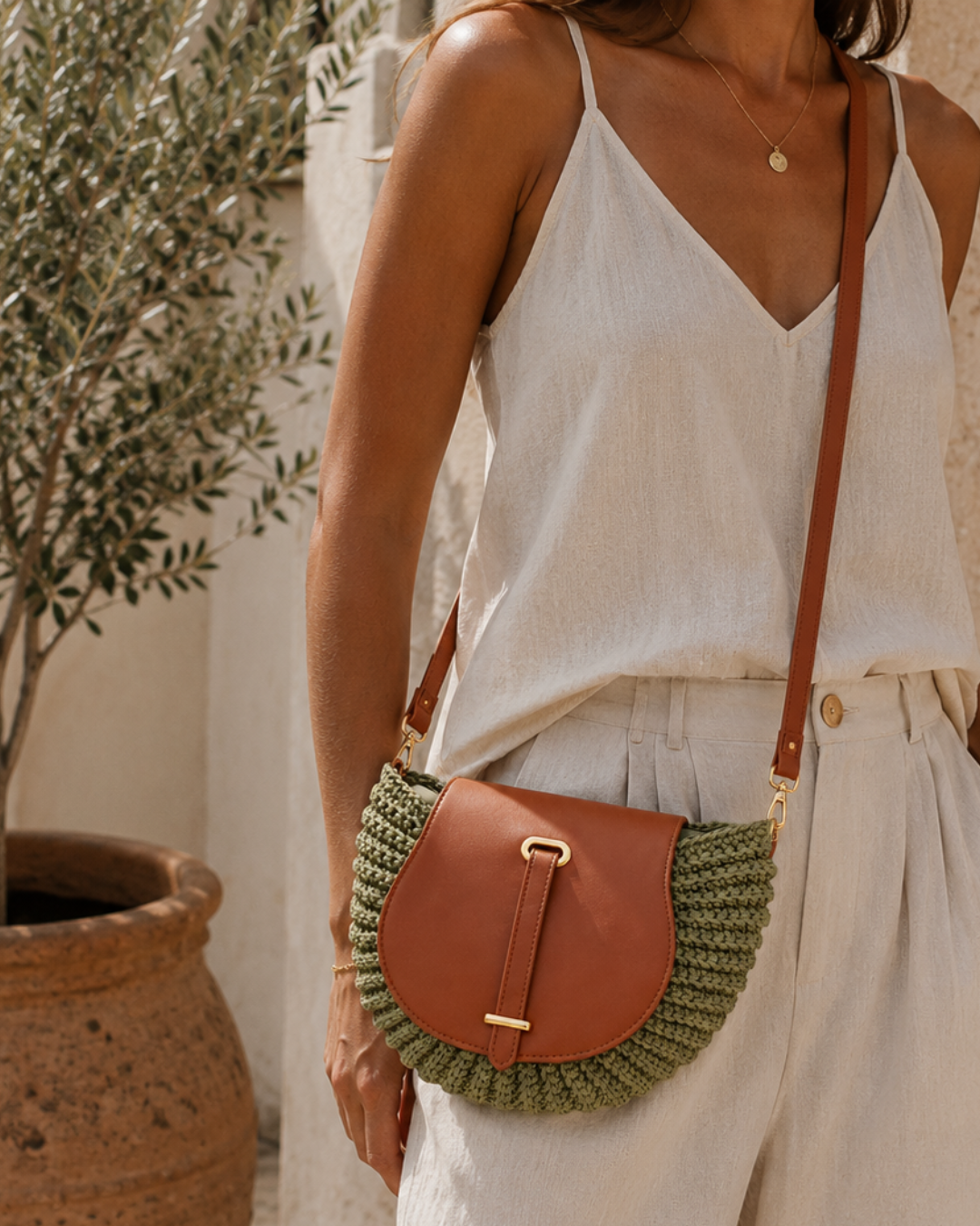 Bolso Bandolera Crochet Verde Oliva con Solapa Camel